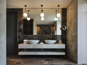 Baño con 2 lavabos y espejo en Boutique Hotel Stresa en Stresa