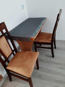 mesa y 2 sillas con mesa y banco en Szary Domek 2, en Wieprz