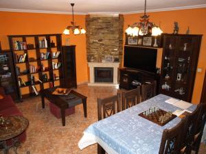 een woonkamer met een tafel en een open haard bij ¡¡ Una casa pensada para evadirse y disfrutar !! in Batres
