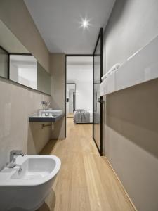 bagno con lavandino e specchio di Luxury Suites Collection - SHANTUNG Double Room a Riccione