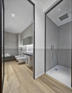 bagno con doccia e porta in vetro di Luxury Suites Collection - SHANTUNG Double Room a Riccione