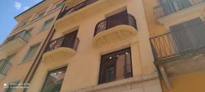 żółty budynek z balkonami na boku w obiekcie Apartment Centro storico Verona , Samaritana n.4 w Weronie +3 zdjęcia