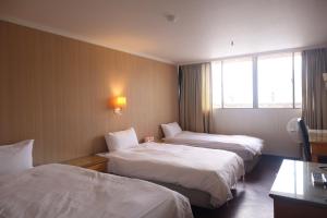 Postel nebo postele na pokoji v ubytování Hermes Hotel