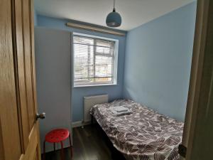 Habitación pequeña con cama y ventana en London Zone 1 House With Secure Garden, en Londres