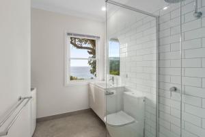 懷河的住宿－Attunga，带淋浴的白色浴室和窗户。