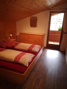 een slaapkamer met 2 bedden en een raam bij Chalet Innertal in Inneralpbach