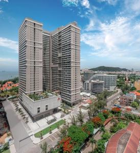 una vista aérea de una ciudad con edificios altos en The Sóng Apartment - Nhà Của Kim, en Vung Tau