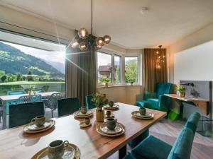 Zellbergeben的住宿－Villa Himmlgassl Private Spa，一间带桌椅和大窗户的用餐室
