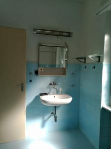 ein Bad mit einem Waschbecken und einem Spiegel in der Unterkunft Cube 1B Flat in Lugano