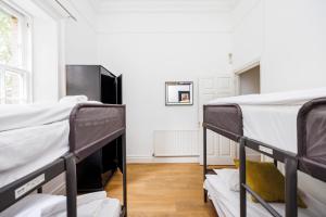 Двухъярусная кровать или двухъярусные кровати в номере Larger Groups Canary Wharf Apartment with Large Garden & Parking