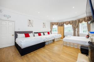 Giường trong phòng chung tại Larger Groups Canary Wharf Apartment with Large Garden & Parking
