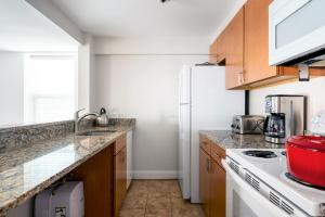 Dapur atau dapur kecil di Dupont Circle 1BR nr U St Metro Glens Mkt WDC-179