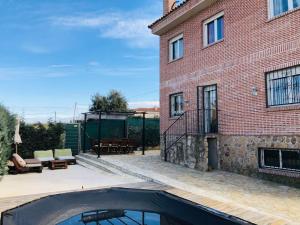 a brick building with a pool in front of it at Casa del Río in Móstoles