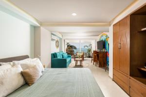 Un dormitorio con una cama y una sala de estar. en Harbor 3008 Amazing beach front condo by Moikkarentals, en Puerto Vallarta 25 fotos más