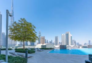 Bazén v ubytování Lux Apt-Burj View Opp. Dxb mall nebo v jeho okolí