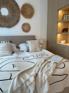 1 dormitorio con cama y espejos en la pared en Shelter Luxury Apartament en Rogowo