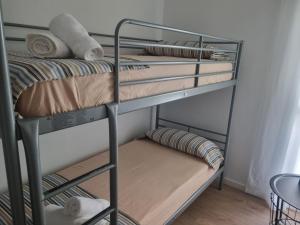 Katil dua tingkat atau katil-katil dua tingkat dalam bilik di Myholidayshome