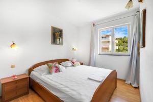 1 dormitorio con cama y ventana en Apartmani Barun en Šibenik