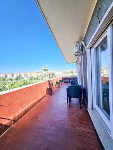 - Balcón con mesa y sillas en un edificio en Terraced Park View Penthouse, en Roma