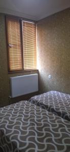 Ein Bett oder Betten in einem Zimmer der Unterkunft Apartment Near McDonalds Marjanishvili