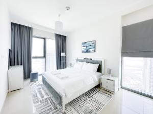 Postel nebo postele na pokoji v ubytování ANW Harbour Views 2 - 2-BR Serenity Suite at Creek Harbour Dubai