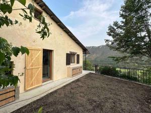 een huis met een grote deur aan de zijkant bij Le Nid des Amis -Villa, jardin, vue à la montagne in Saint-Auban