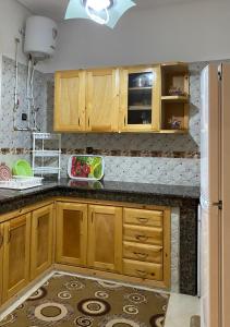 eine Küche mit Holzschränken und einer Arbeitsplatte in der Unterkunft Luxurious Holiday Home in Temara