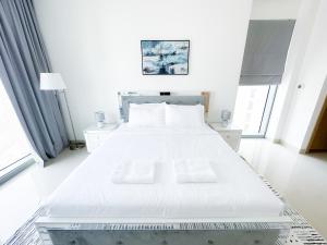 Postel nebo postele na pokoji v ubytování ANW Harbour Views 2 - 2-BR Serenity Suite at Creek Harbour Dubai