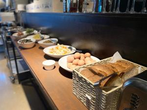 uma linha de buffet com pratos de comida, ovos e pão em Benikea Jungmun Hotel em Seogwipo