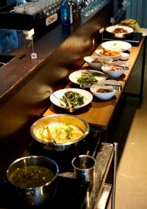 una línea de buffet con muchos platos de comida en Benikea Jungmun Hotel en Seogwipo