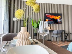 TV a/nebo společenská místnost v ubytování E&K living - SKY-TV - 23 OG - Stadtblick - Kongress