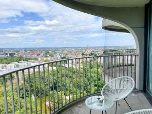 a balcony with a view of a city at E&K living - NEU - 23.OG - Stadtblick - Kongress in Augsburg