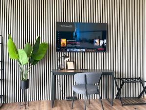 TV a/nebo společenská místnost v ubytování E&K living - SKY-TV - 23 OG - Stadtblick - Kongress