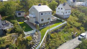 een luchtzicht op een huis op een heuvel bij Lofoten Planet Studio in Sørvågen