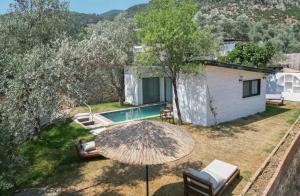フェティエにあるZai Jardinの裏庭の景色を望む客室で、パラソルとプールが備わります。