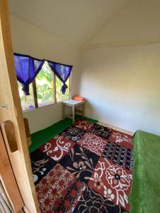 Postel nebo postele na pokoji v ubytování Kembang Kuning Cottages
