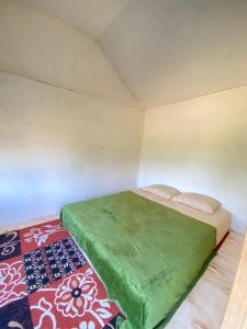 Postel nebo postele na pokoji v ubytování Kembang Kuning Cottages