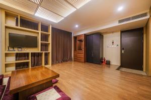 Gloucester Hotel Incheon的电视和/或娱乐中心