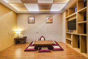 Gloucester Hotel Incheon的电视和/或娱乐中心