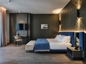 斯特雷萨Boutique Hotel Stresa的带床和书桌的酒店房间