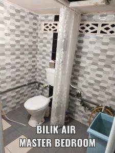 Ένα μπάνιο στο Homestay Murah Orkid