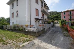 カザルツァ・リーグレにある219 - Casa Pestella Casarza, 10 minuti di auto dal mare di Sestri Levanteの白い建物の前の空き道