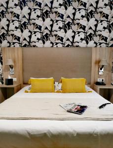 Postel nebo postele na pokoji v ubytování Grand Hôtel Brive