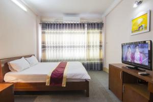 TV a/nebo společenská místnost v ubytování Khách sạn Ngân hàng - Bank Hotel + 35 fotografií