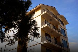 een gebouw met balkons aan de zijkant bij Hôtel De Da Phu in Da Lat