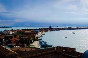 duży zbiornik wody z łodziami w nim w obiekcie Ca’ MILLA w Wenecji