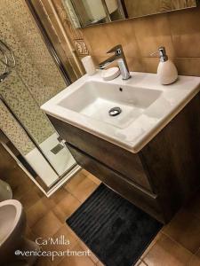 een badkamer met een wastafel en een toilet bij Ca’ MILLA in Venetië