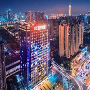 - une vue sur une ville la nuit avec la circulation dans l'établissement Livetour Hotel Zhujiang New Town Guangzhou, à Canton