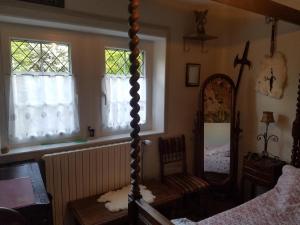 una camera con un letto e uno specchio di Villa Normandy a Gagny