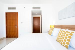 Postel nebo postele na pokoji v ubytování Unified Vacation Homes-1 Bed Apt with Stunning View-High floor-Free Pool Gym